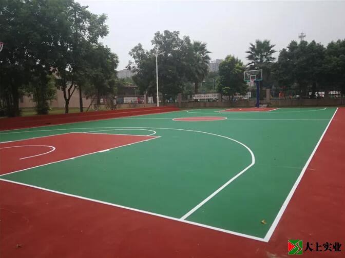 丙烯酸籃球場(chǎng)建設(shè)完工