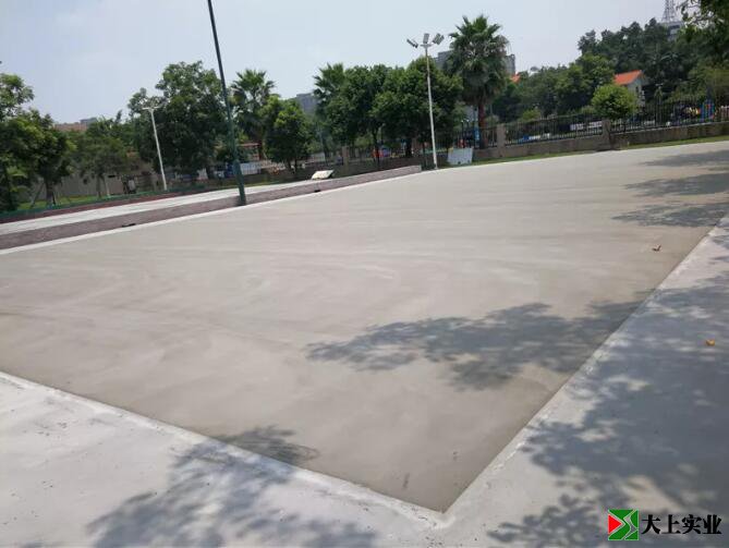 球場(chǎng)鋪設(shè)的過程中