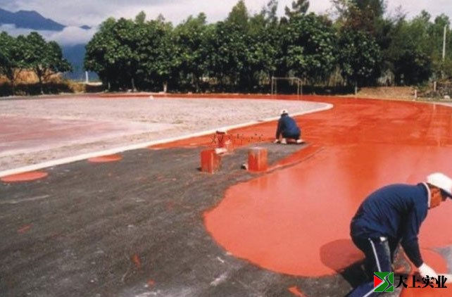 澆筑型塑膠跑道施工現(xiàn)場