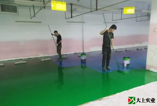 地下車庫(kù)環(huán)氧地坪工人正在施工