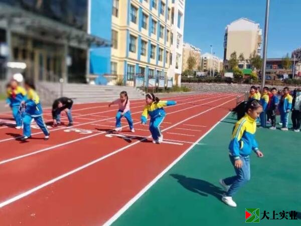 新建塑膠運(yùn)動(dòng)場(chǎng)