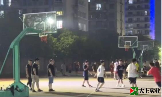 市民在塑膠球場(chǎng)上打球