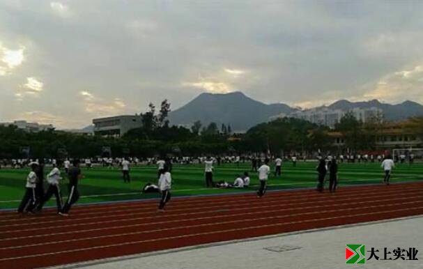 運(yùn)動(dòng)場上的熱鬧景象