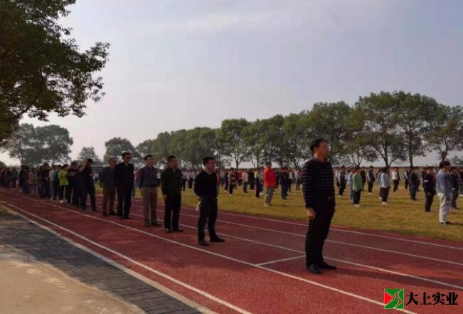 師生同向國(guó)旗致敬