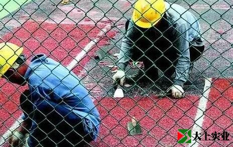 正在鏟除塑膠跑道