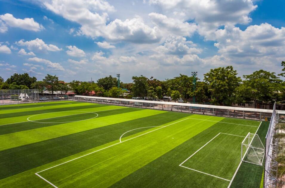 在學校建一個足球場需要多少錢?