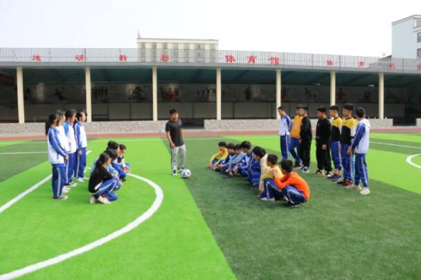 體育課上，老師正在示范足球要領