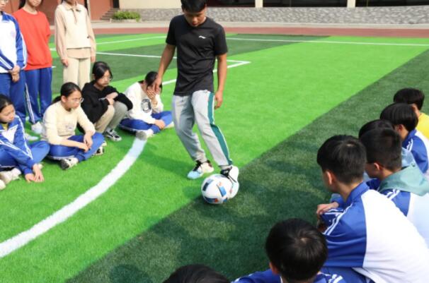 體育課上，老師正在示范足球要領