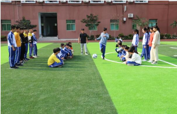 體育課上，老師正在示范足球要領