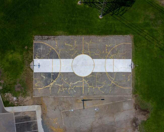 藝術(shù)家改造破舊籃球場，變得熠熠生輝