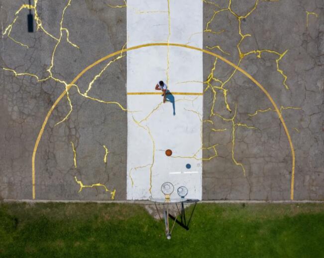 藝術(shù)家改造破舊籃球場，變得熠熠生輝