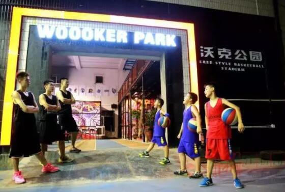 倉庫改造籃球場，龍游兩個90后做到了