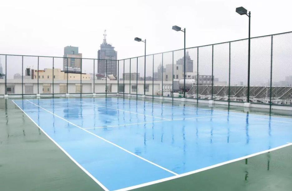 屋頂?shù)木W(wǎng)球場(chǎng)