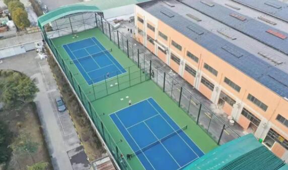 廠房改造網(wǎng)球場，還自帶移動頂棚，雨天也能暢打網(wǎng)球啦