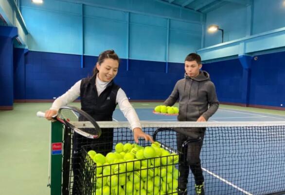 廠房改造網(wǎng)球場，還自帶移動頂棚，雨天也能暢打網(wǎng)球啦