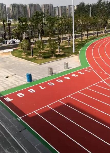 學校操場塑膠跑道施工工程終于完工了