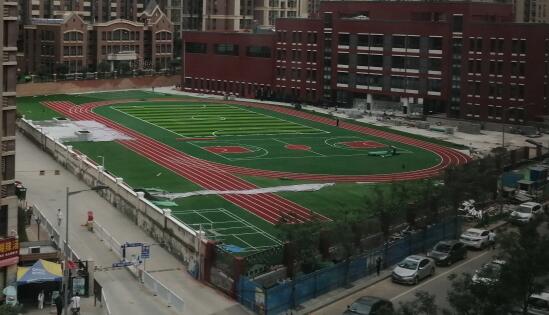 10天時間，一座學校塑膠跑道，建設完成