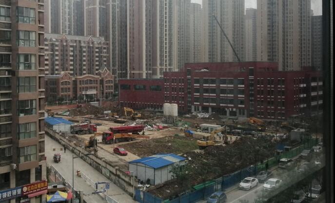 10天時間，一座學校塑膠跑道，建設完成