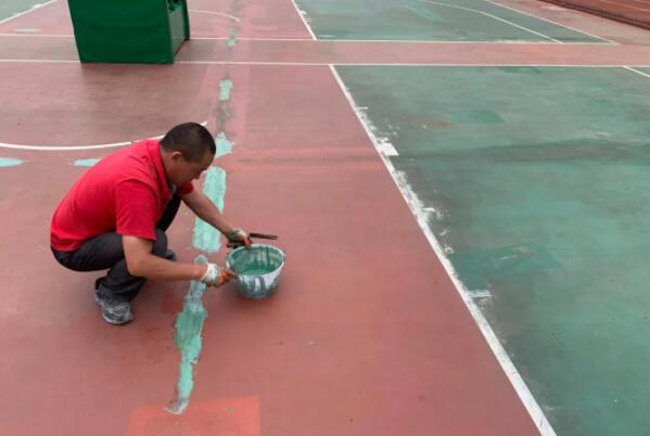 籃球場塑膠地面補(bǔ)縫方法