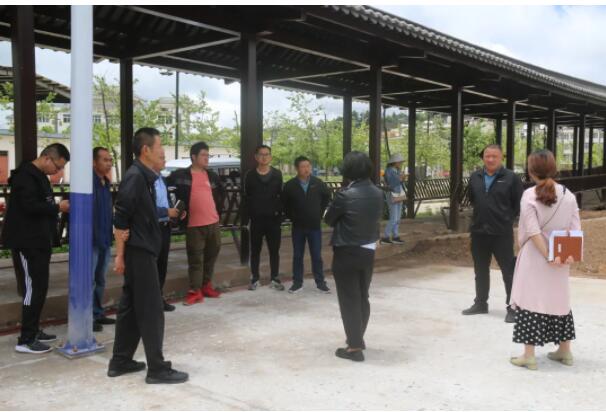 建興鄉(xiāng)召開現(xiàn)場辦公會(huì)推進(jìn)廣場籃球場建設(shè)進(jìn)度